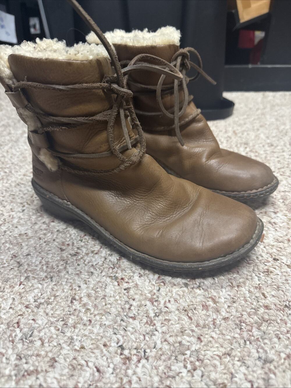 UGG Caspia Boots Womens Sz 7 Tan Leather Lace Up Ankle Boots Sheepskin Lined
